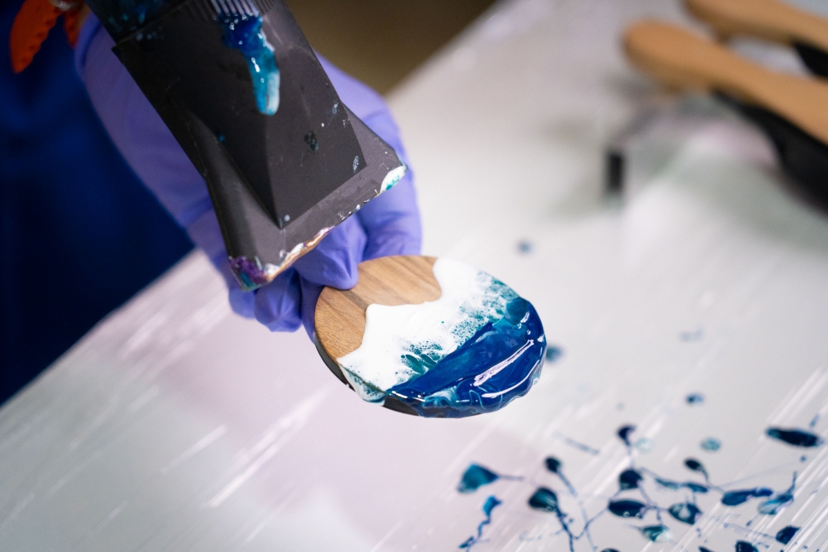 Picture of Decorating the comb and pocket mirror with epoxy for group