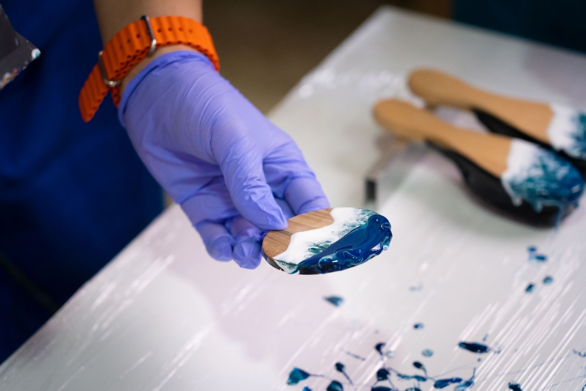 Picture of Decorating the comb and pocket mirror with epoxy for group