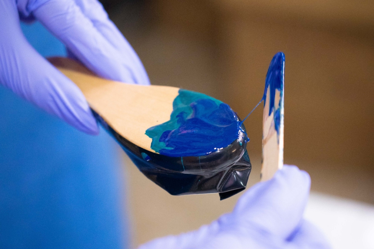 Picture of Decorating the comb and pocket mirror with epoxy for two