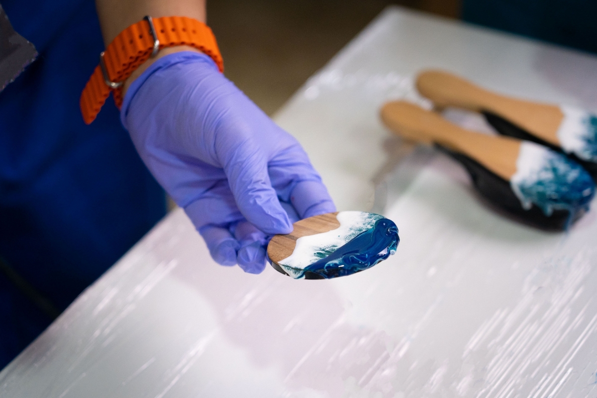 Picture of Decorating the comb and pocket mirror with epoxy for two